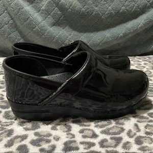 DANSKO BLACK PATENT LEATHER CLOGS. Size 38.